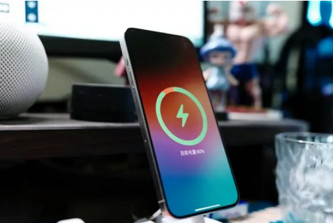 清原苹果15换屏服务分享用什么充电器给iPhone15充电更好 
